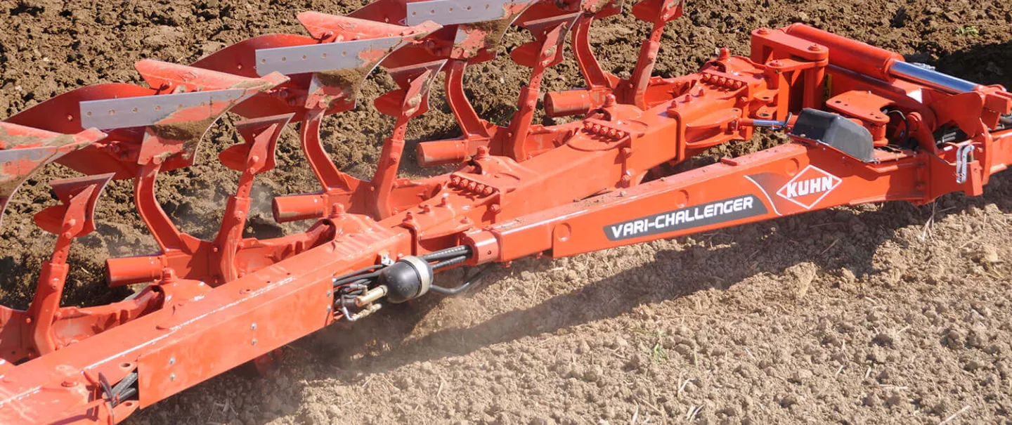La estructura articulada de VARI-MANAGER garantiza la estabilidad del arado durante el trabajo y el transporte.