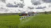 Pulverizador arrastrado METRIS 2 RHA3 de 36 m en un campo de trigo