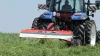 Acondicionador TC 320 trabajando con hierba larga sobre un tractor con neumáticos dobles.