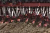 Detalles de los compactadores de trabajo de la sembradora ORIZA transponiendo una taipa.