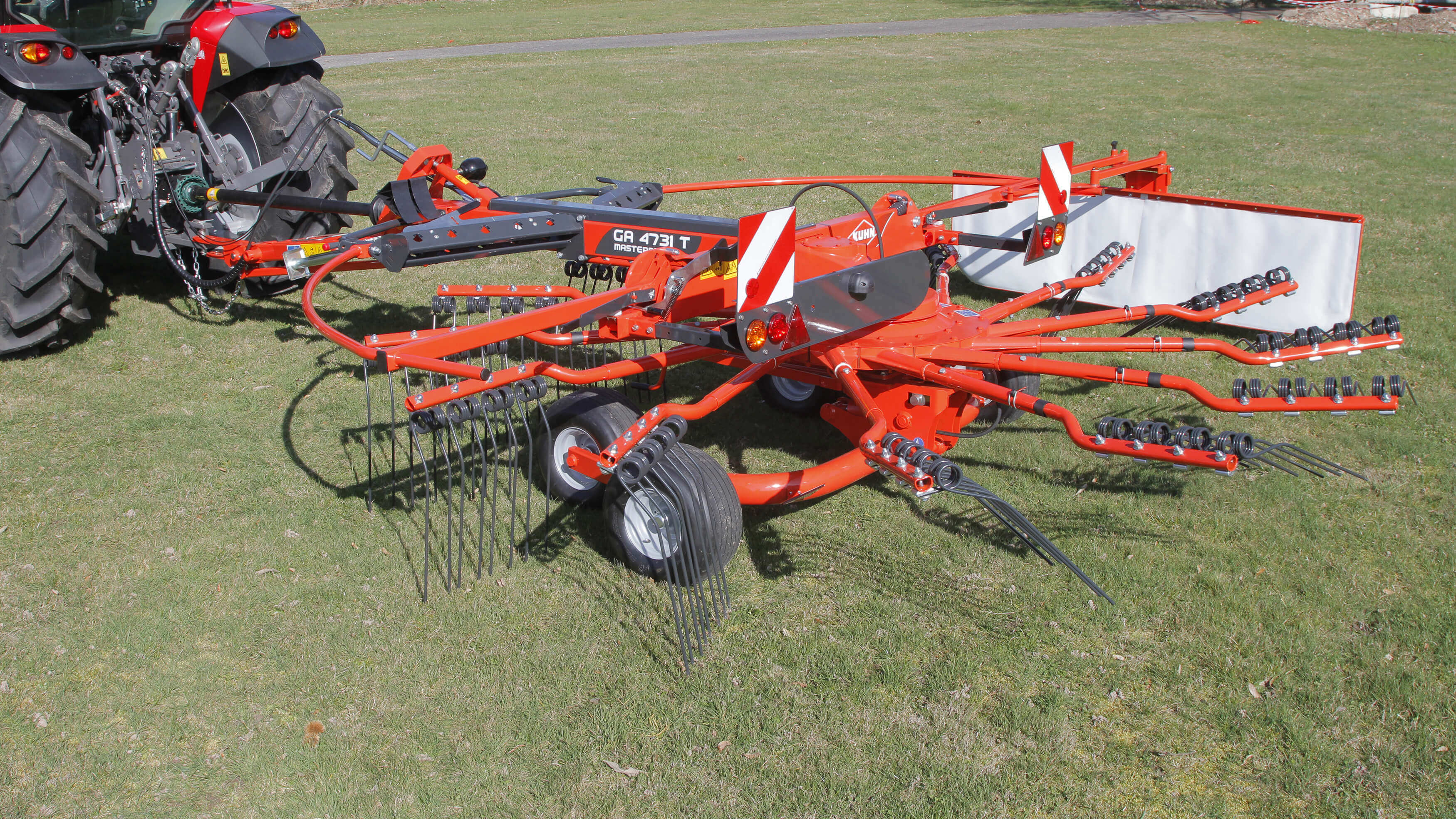 Trailed single-rotor rakes | KUHN