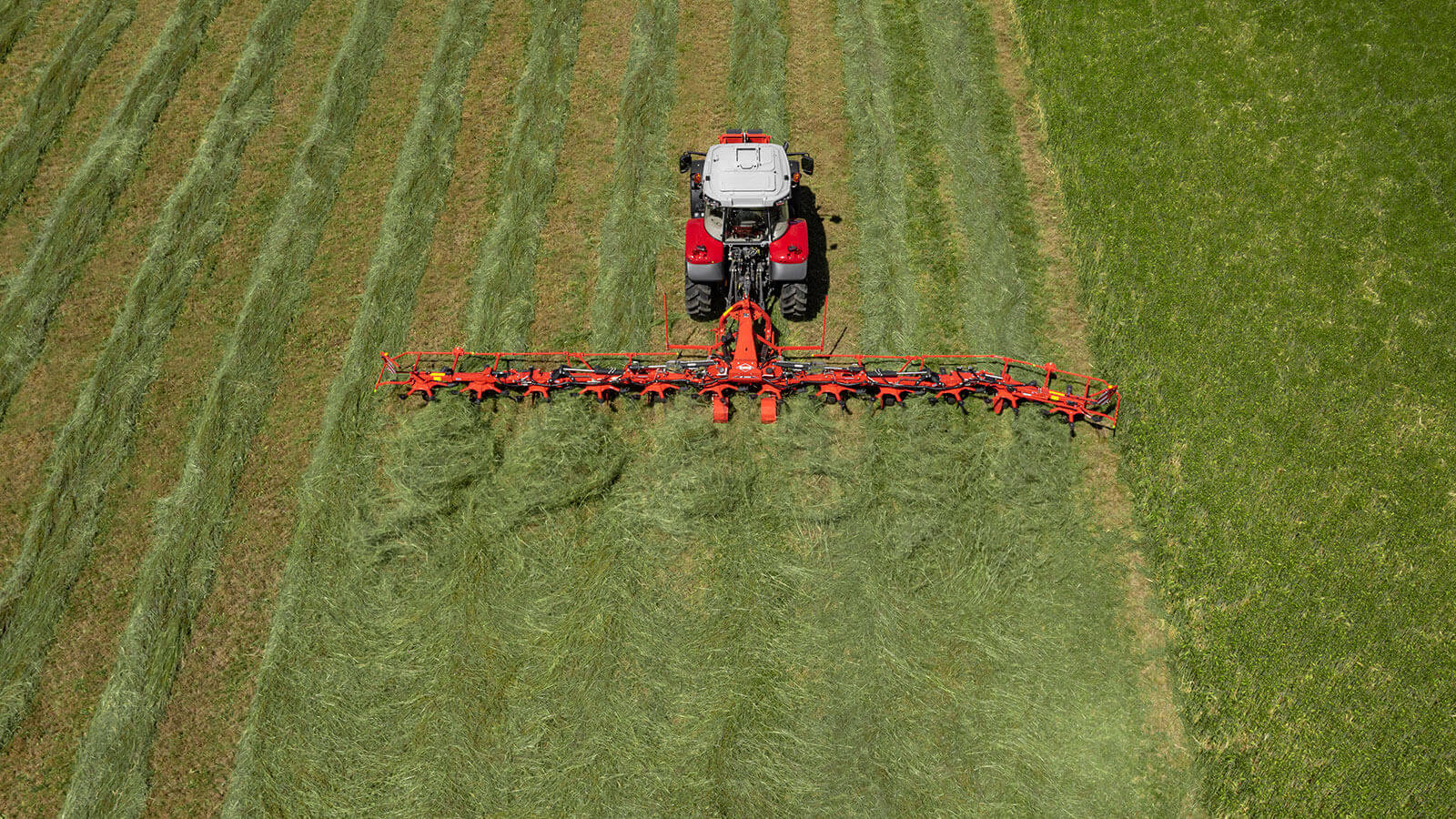 GF 13003 - The only 13 m mounted tedder! | KUHN