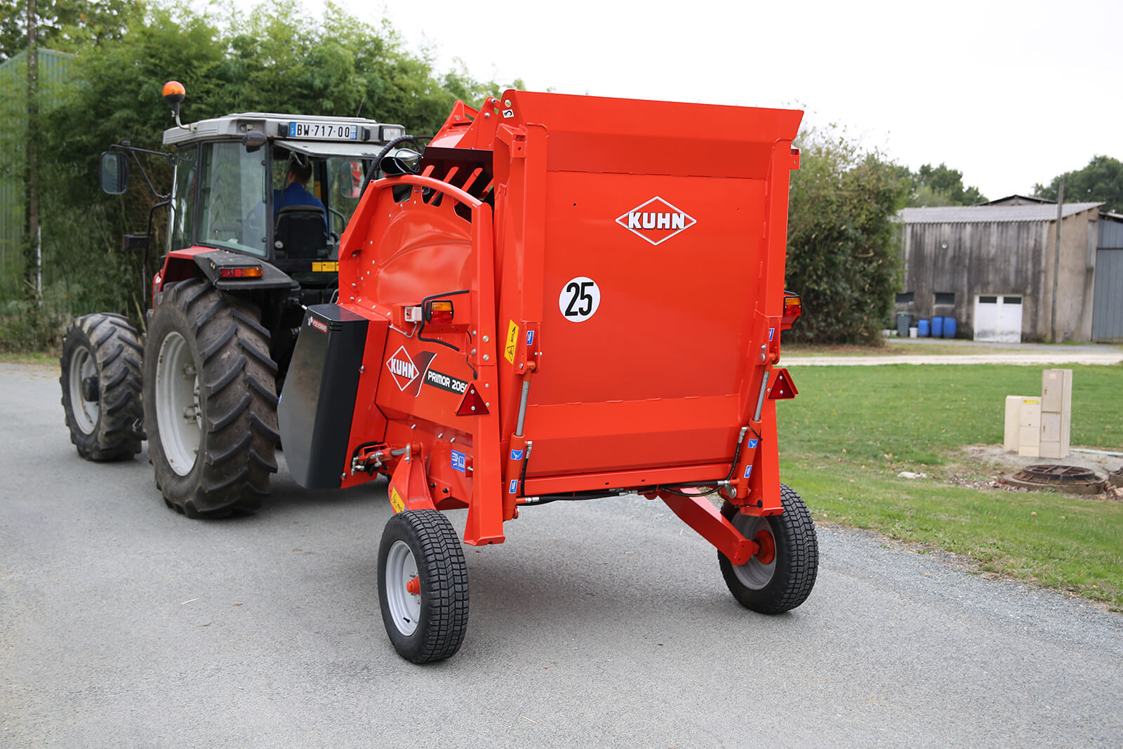 Straw blower and feeder PRIMOR 2060 M trailed version | KUHN