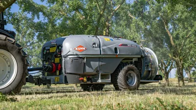 The GEO 3002 air-blast sprayer at work in an orchard of mirabelle plum trees