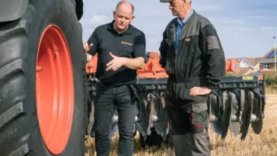 2 guys working on the Optimer