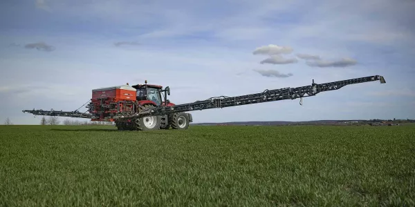 The AERO 32.1 mounted pneumatic fertiliser spreader at work