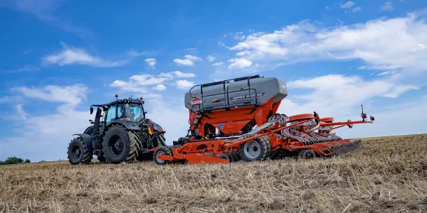 ESPRO 1002 R/RC trailed min-till seed drill at work