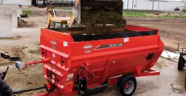 Aanzicht van KUHN voermengwagen met vier vijzels uit de 4100-serie