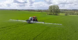 Photo of the ARTEC F40 EVO self-propelled sprayer in a rapeseed field