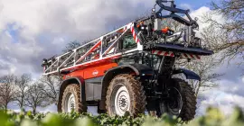 Picture of the ARTEC F40 EVO self-propelled sprayer in a rapeseed field
