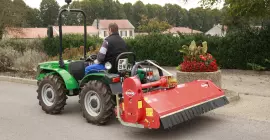 klepelmaaier BE 18 voor groenonderhoud op transport over de weg