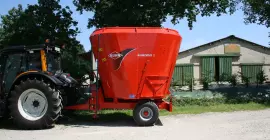 Single vertical auger EUROMIX I mixer at work