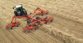 El rastrillo hilerador de 4 rotores GA 13231 durante el trabajo