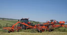 De GA 15231 4-rotor hark aan het werk