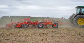 Le déchaumeur à dents HIGHLANDER au travail dans un champs