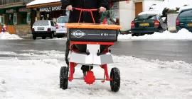 K51 geduwde zout-, zand-, grindstrooier in de sneeuw