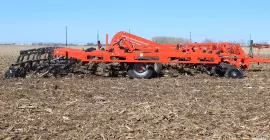 Aanzicht van de KUHN zaaibedcultivator LANDSMAN 6205