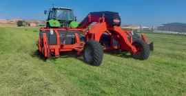 MERGE MAXX 760 bandhark aan het werk op een weiland