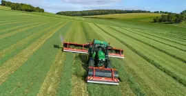 The MERGE MAXX 442 F front belt merger at work in a field.