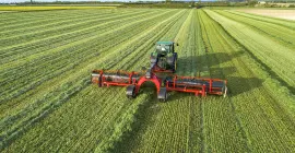 Photo de l'andaineur à tapis MERGE MAXX 950 au travail