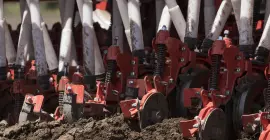 Vista posterior en perspectiva de la sembradora mecánica ORIZA en posición de transporte.