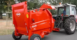 Empajadora PRIMOR 2060 H de KUHN semisuspendida durante el transporte