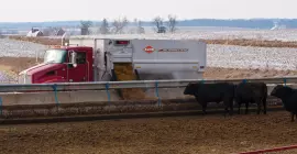 Aanzicht van de KUHN voermengwagen met menghaspel uit de RC 200-serie