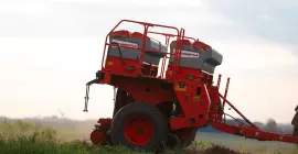 Vista trasera de la sembradora mecánica SDM estática con iluminación.