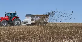 L'épandeur à fumier KUHN SLC 132 en action