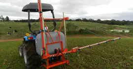 Achteraanzicht bij het starten van het openen van de spuitboom