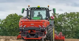 The TF 2300 C front hopper with double compartment at work