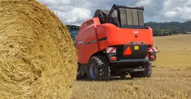 La rápida apertura del portón trasero libera un bonito fardo redondo de la cámara de fardos de un VB 719