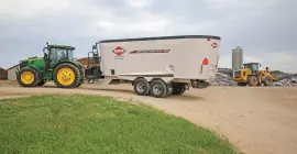 Aanzicht van de KUHN voermengwagens met drie vijzels uit de VXL 1165