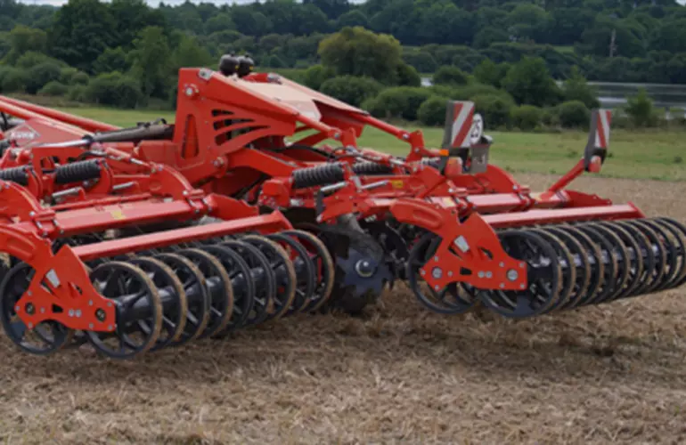 DOUBLE U roller from the KUHN soil preparation range