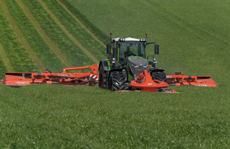 . In a single pass, the FC 13460 RA belt grouper forms a swath about 1.80 m to 3 m wide with the forage collected over a cutting width of more than 13 m
