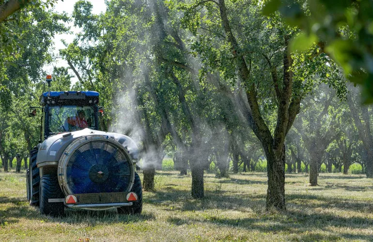 The GEO 3002 air-blast sprayer at work in an orchard of mirabelle plum trees