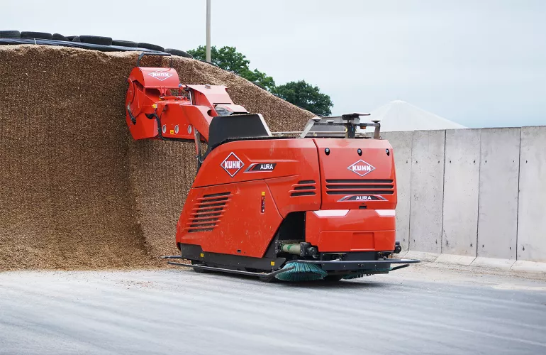 Ein Bild des autonomen Futtermischwagens AURA bei der Aufnahme von Silage.