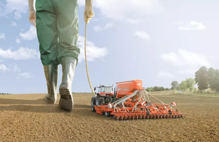 The ESPRO RT 12000 RC trailed seed drill has been specially designed to meet the needs of large farms in Eastern Europe