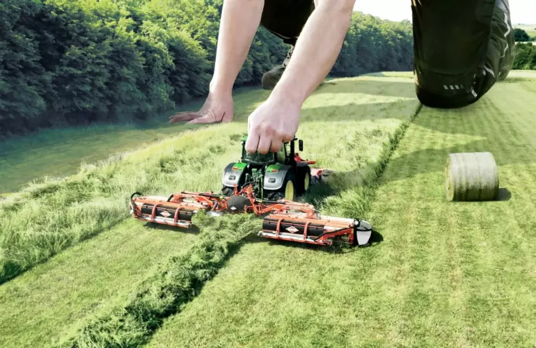 The FC 13460 RA mower conditioner offers a significantly higher work output than conventional mowing combinations
