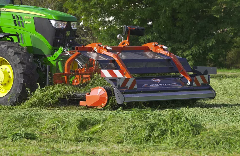 MERGE MAXX 440 F working in the field