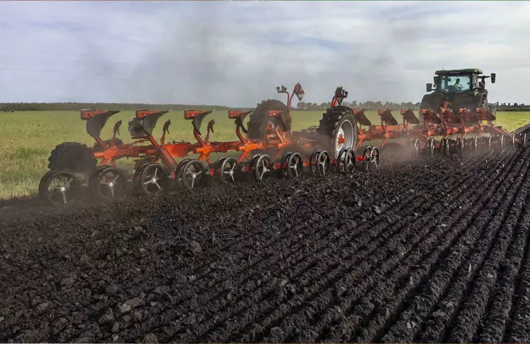 MULTI-CHALLENGER XT at work in the field