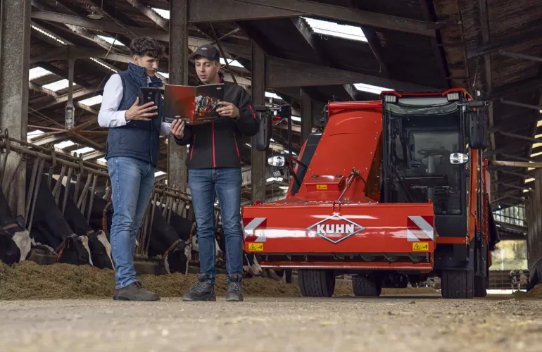 ANTEA dans une étable avec agriculteurs 