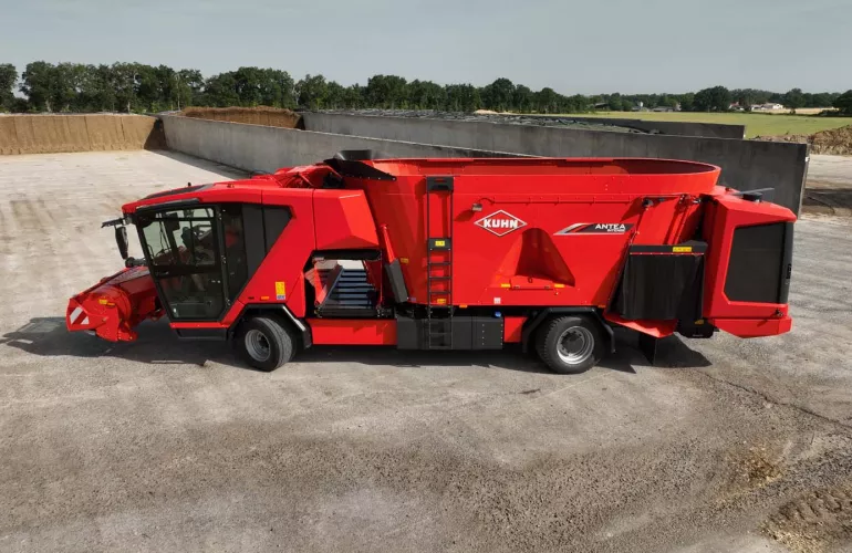 Vue profil de la mélangeuse automotrice semi -autonome ANTEA