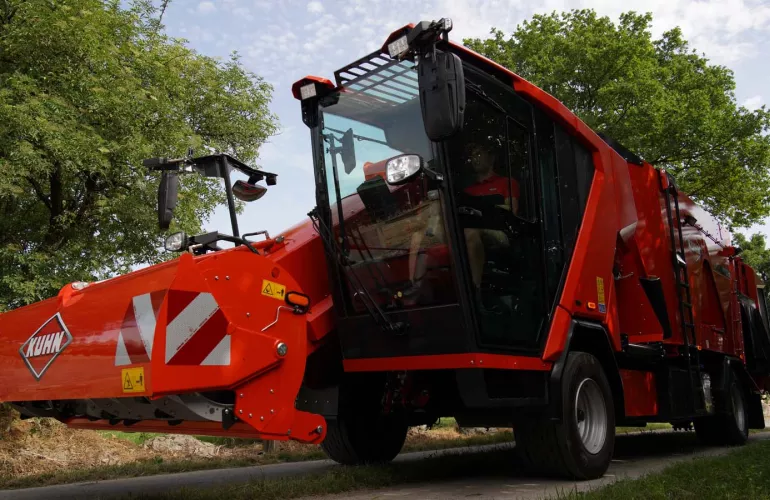 Vue cabine de la mélangeuse automotrice semi-autonome