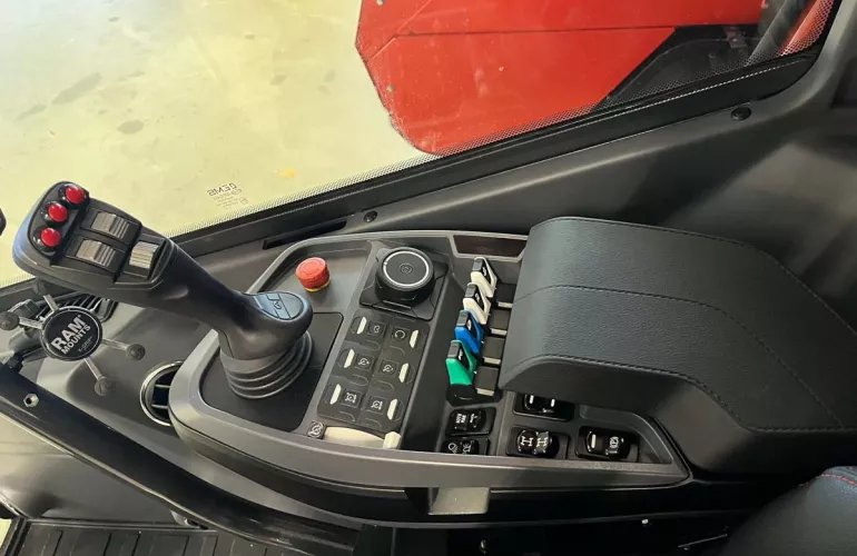 vue sur accoudoir et joystick mélangeuse automotrice semi-autonome ANTEA