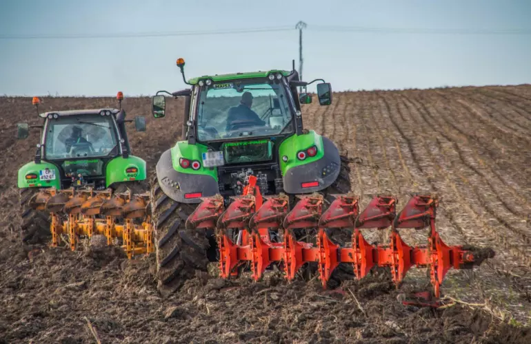 Charrue Huard et KUHN dans le même champ