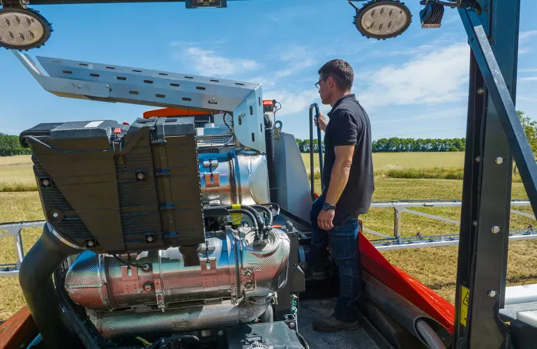 ARTEC F40 EVO self-propelled sprayer in maintenance