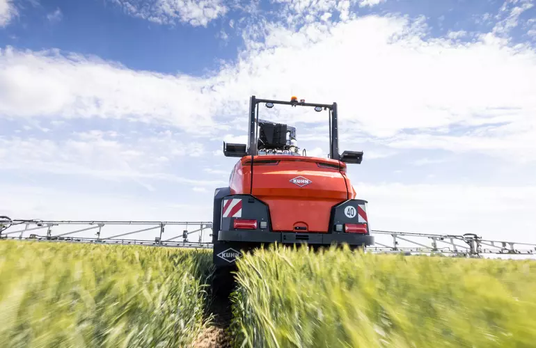 ARTEC F40 EVO self-propelled sprayer working in the field