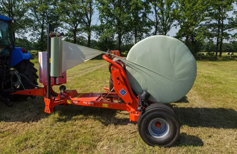 The wrapping function can be combined with the baler directly or for solo-wrapping operations.