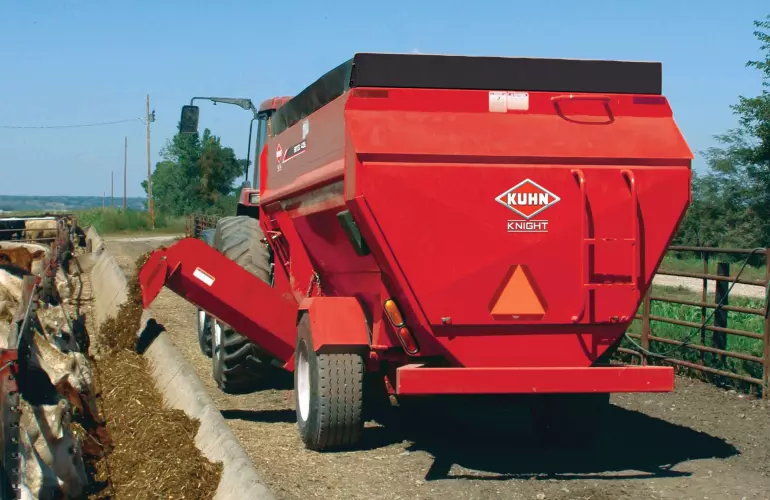 Aanzicht van KUHN voermengwagen met vier vijzels uit de 4100-serie